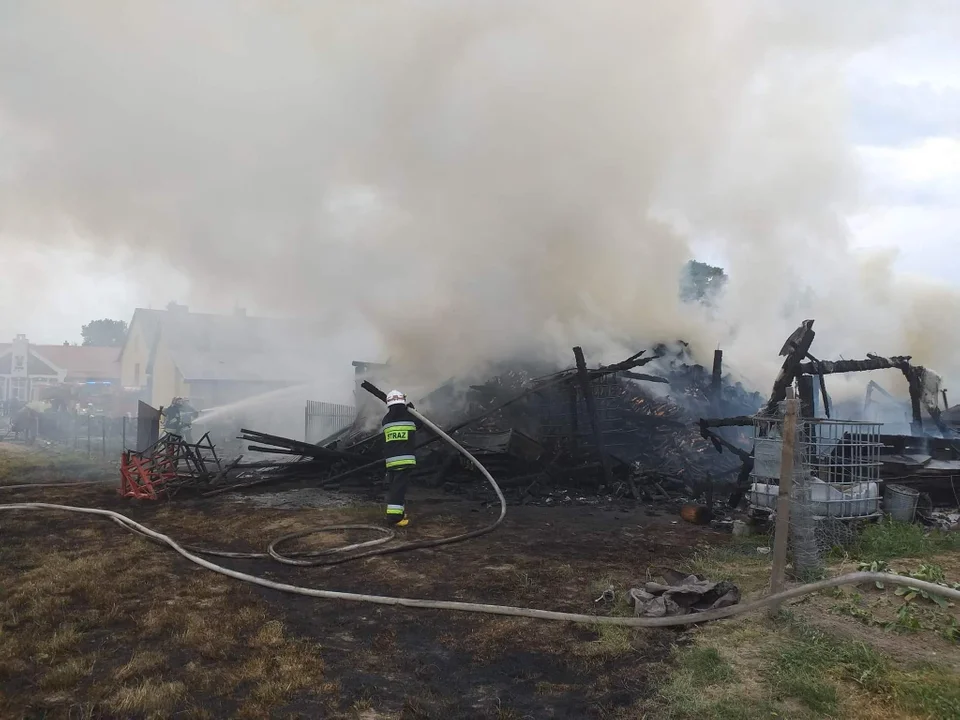 Potężny pożar w regionie. Kilka budynków gospodarczych w ogniu 