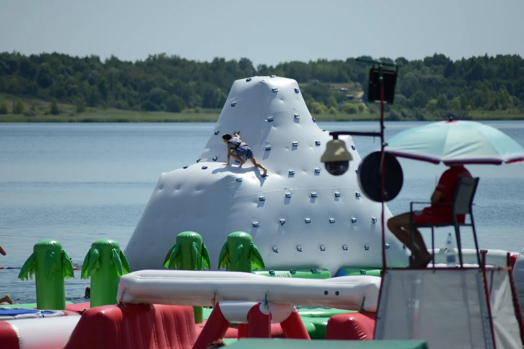 Upalny czwartek. Jezioro Tarnobrzeskie pełne plażowiczów. Przewijaj slajdy.