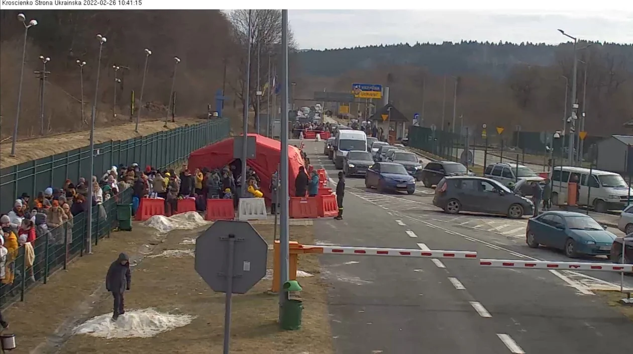 Gigantyczna kolejka na przejściu granicznym w Krościenku. Tłumy uchodźców z Ukrainy [ZDJĘCIA, WIDEO] - Zdjęcie główne