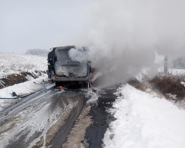 Bus stanął w płomieniach. Na miejsce udali się strażacy - Zdjęcie główne