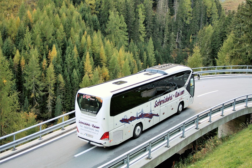 Autobus z uczniami wpadł do rowu - Zdjęcie główne