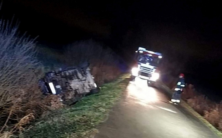 Pijani dachowali osobówką. Jeden z nich uciekł - Zdjęcie główne