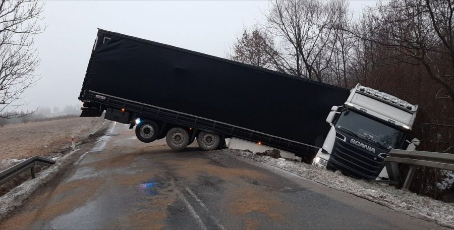 TIR wpadł do rowu. Droga była zablokowana przez 8h - Zdjęcie główne