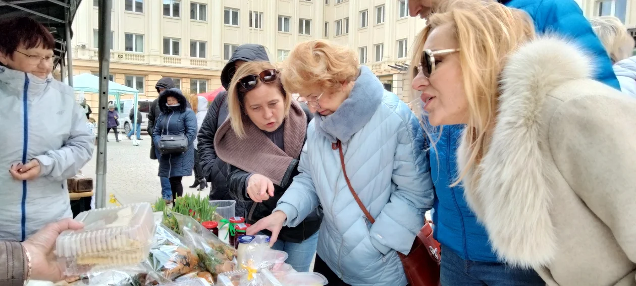 Mieszkańcy na świątecznym kiermaszu w Rzeszowie. Do kupienia były mięsne smakołyki, sery, wielkanocne dekoracje, pisanki, baranki [DUŻO ZDJĘĆ] - Zdjęcie główne