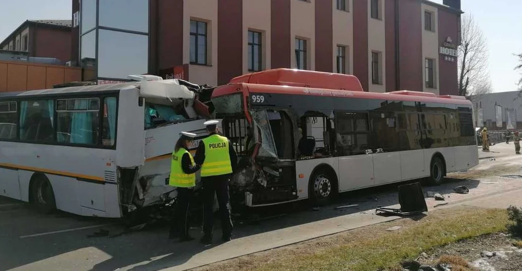 Zderzenie dwóch autobusów na alei Rejtana w Rzeszowie! Jeden z pojazdów uderzył w budynek! Aż 23 osoby zostały ranne! [ZDJĘCIA, MAPA, AKTUALIZACJA] - Zdjęcie główne