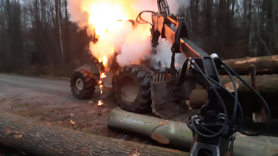Traktor stanął w ogniu - Zdjęcie główne