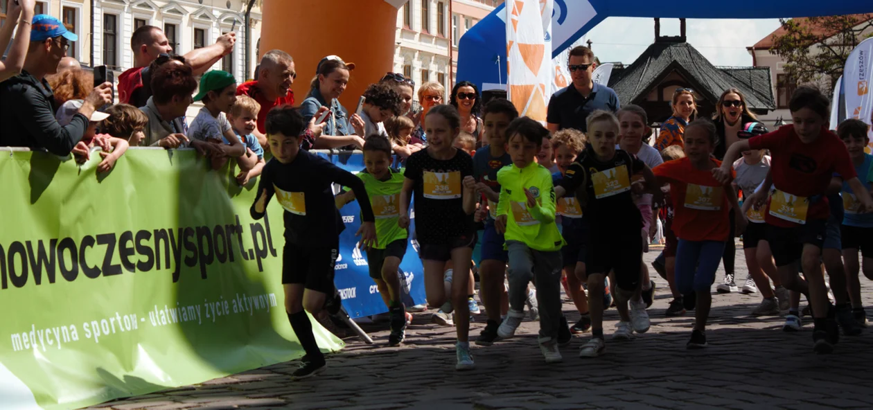 VIII Ultramaraton Podkarpacki. Bieg dla dzieci na rzeszowskim Rynku. Mnóstwo radości małych ultrasów [ZDJĘCIA, WIDEO] - Zdjęcie główne