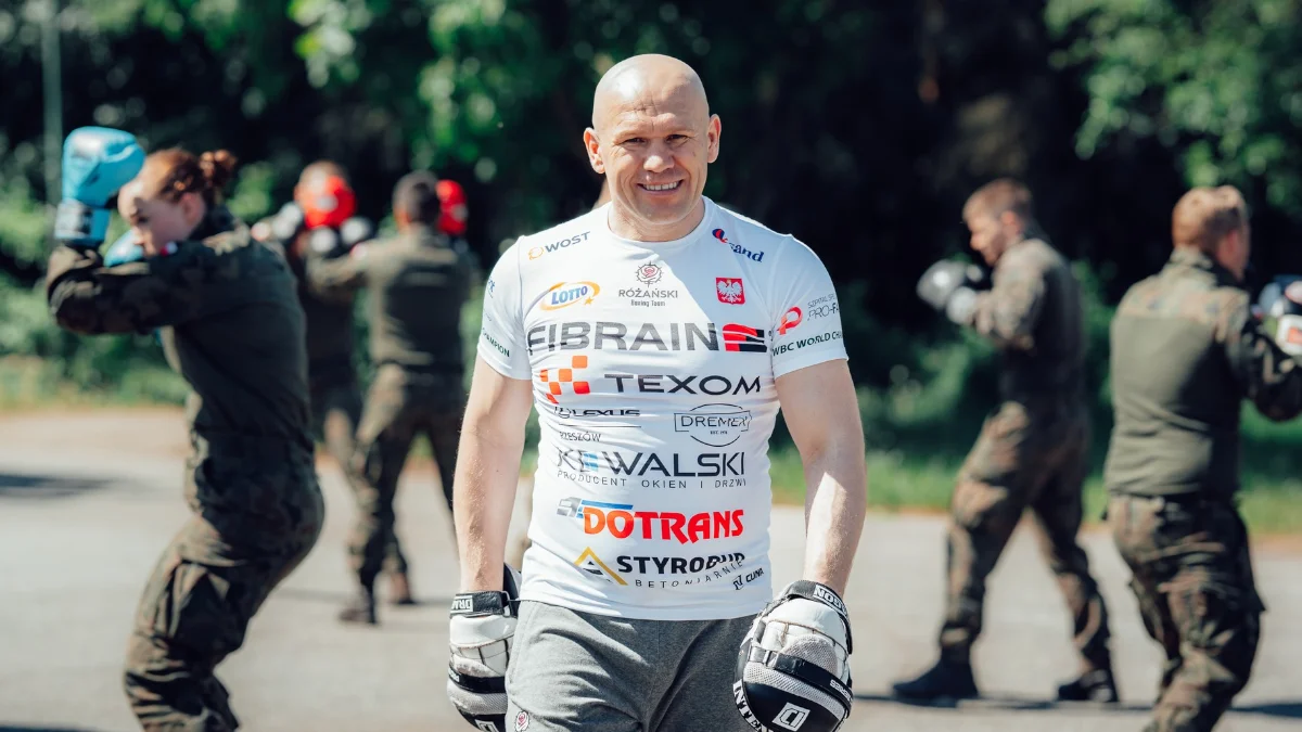Mistrz świata WBC w Nowej Dębie! Łukasz Różański trenował z żołnierzami 18. Pułku Artylerii [ZDJĘCIA] - Zdjęcie główne