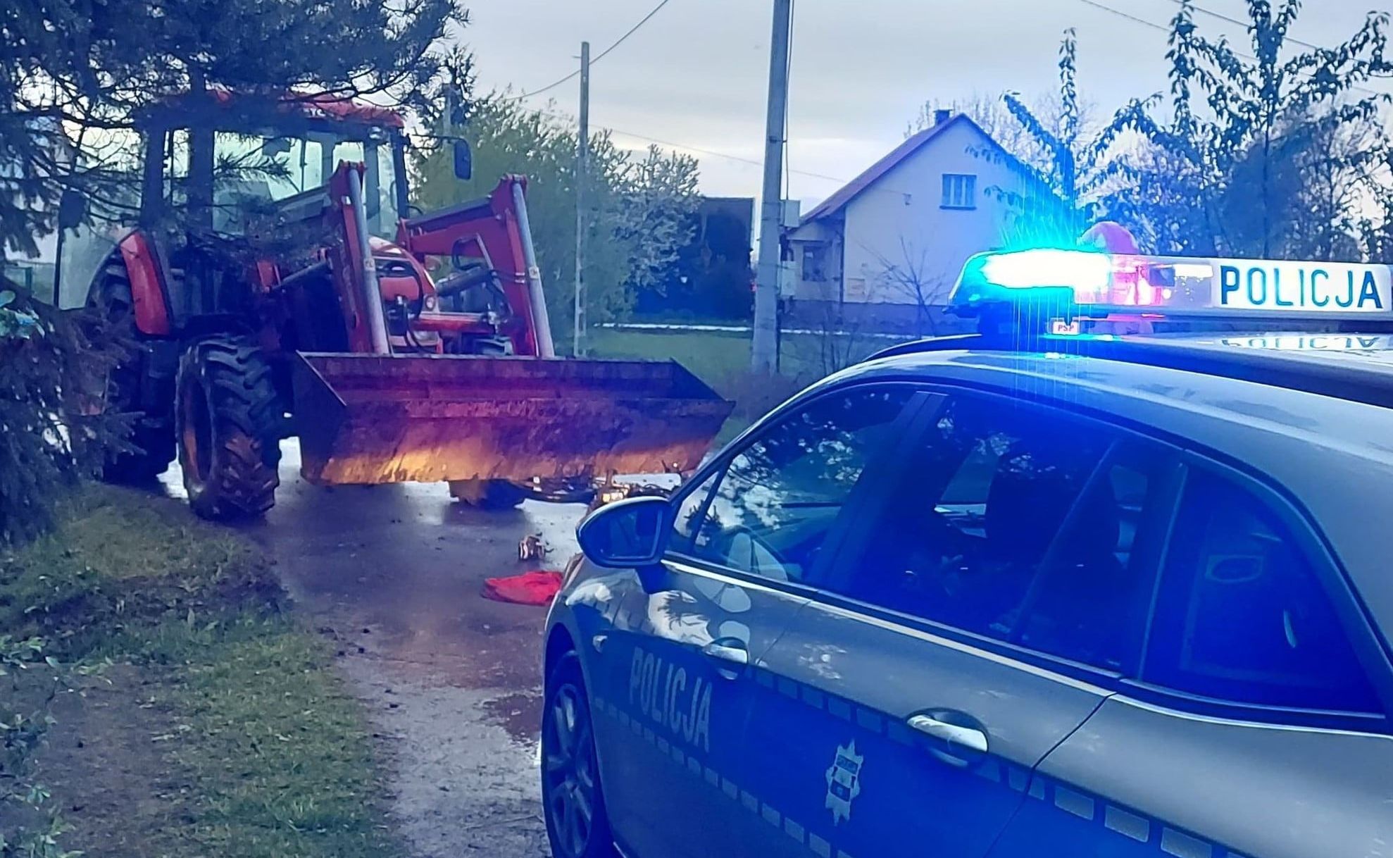 Nie żyje 26-latek! Zderzenie ciągnika z motorowerem! - Zdjęcie główne