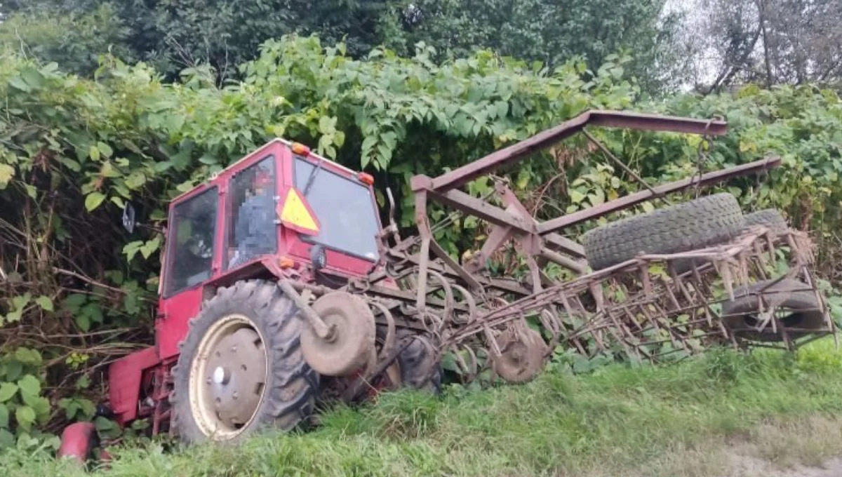 Ciągnik w rowie. Do kierowania w stanie nietrzeźwości przyznały się...dwie osoby - Zdjęcie główne