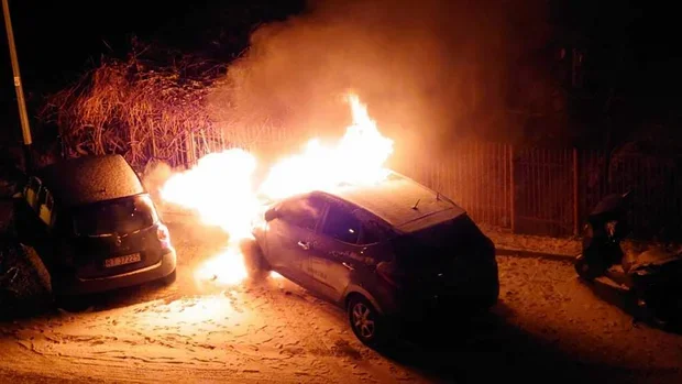 Auto w ogniu! Pożar na jednym z tarnobrzeskich parkingów [WIDEO, ZDJĘCIA] - Zdjęcie główne