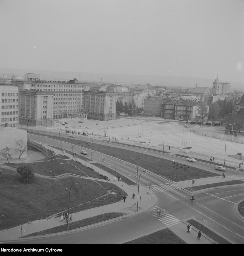 Panorama miasta. Z lewej gmach Prezydium Wojewódzkiej Rady Narodowej 1974.