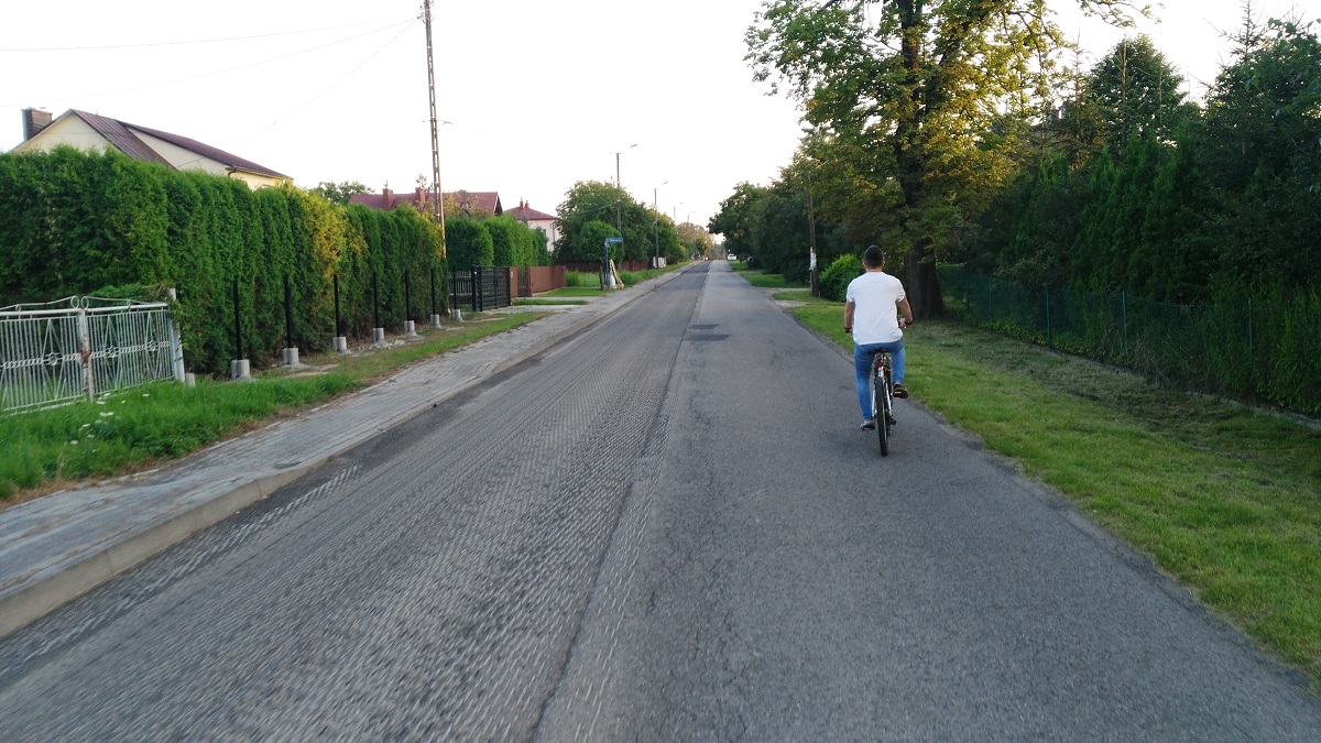 Gmina Dzikowiec. Inwestycje drogowe w toku - Nowy Dzikowiec zyskał nowy chodnik i nawierzchnię asfaltową - Zdjęcie główne