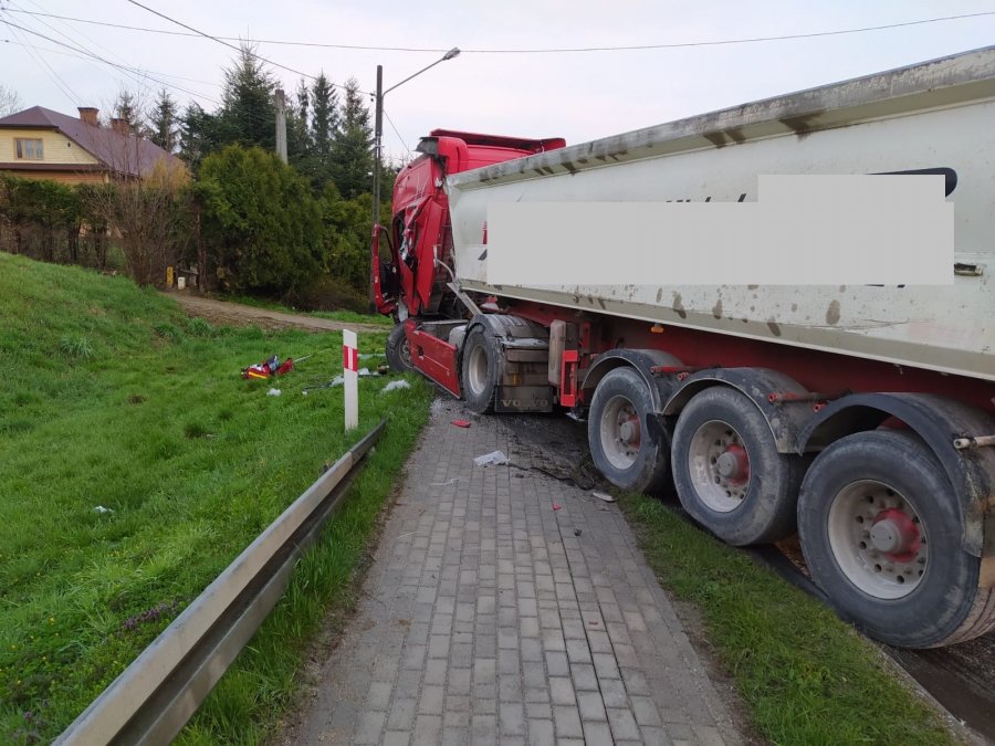 Policjanci pracują na miejscu zderzenia dwóch tirów. 