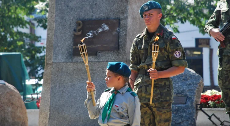 Dzisiaj o godz. 17 zawyją syreny. Kolbuszowa będzie śpiewać zakazane piosenki w 79. rocznicę Powstania Warszawskiego [PLAKAT] - Zdjęcie główne