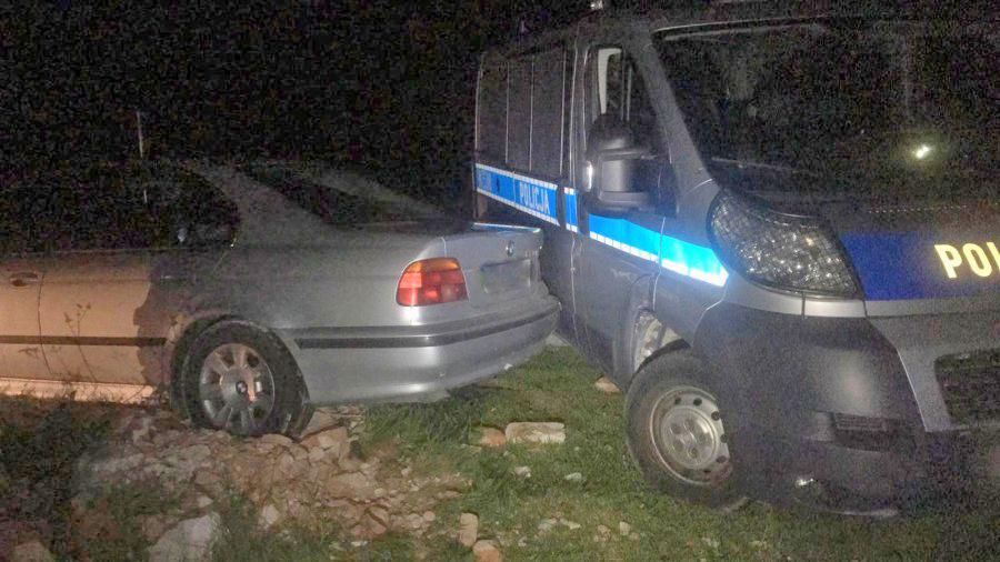 Pijany kierowca BMW kilkakrotnie uderzył w radiowóz |ZDJĘCIA| - Zdjęcie główne