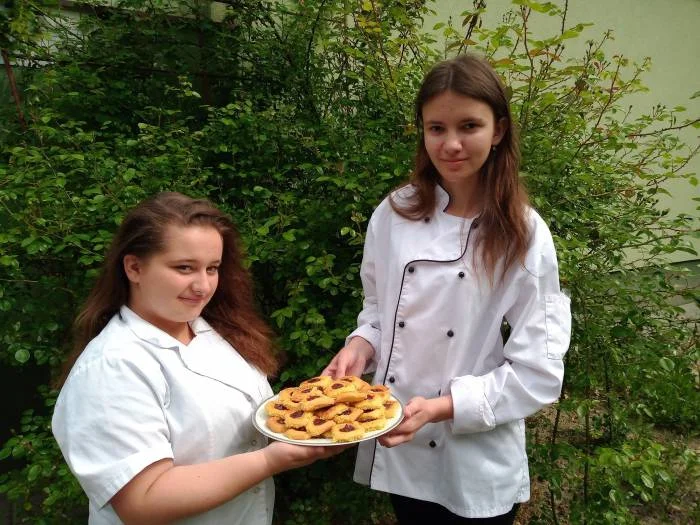 Przepis na niedzielne ciasteczka polecają uczennice z Weryni - Zdjęcie główne