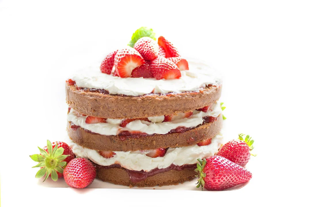 Pracownia Cukiernicza Tortowe Atelier Jolanta Augustyn, adres: ul. ks. Ruczki 8a, Kolbuszowa, 4,5 gwiazdki, 25 opinii na Google, Bożena: Słodycze tu są zawsze na najwyższym poziomie, małe dzieła sztuki co cieszą i oko i podniebienie! Wiadomo, że to nie dla każdego, inni zadowolą się pączkiem z biedronki obok, Natalia: Polecamy z całego serduszka wypieki Pani Jolanty! Słodki stół oraz tort ślubny były wyśmienite, a dodatkowo wizualnie zrobiły niesamowite wrażenie!, Paulina: Przepyszne torty, ciasta ;) super że w Kolbuszowej jest takie miejsce