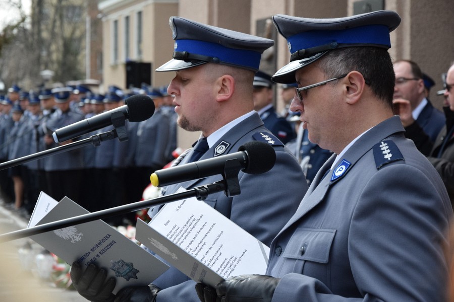 Śpiewający policjant z Kolbuszowej. Mundurowi z Podkarpacia mają swój hymn |WIDEO| - Zdjęcie główne