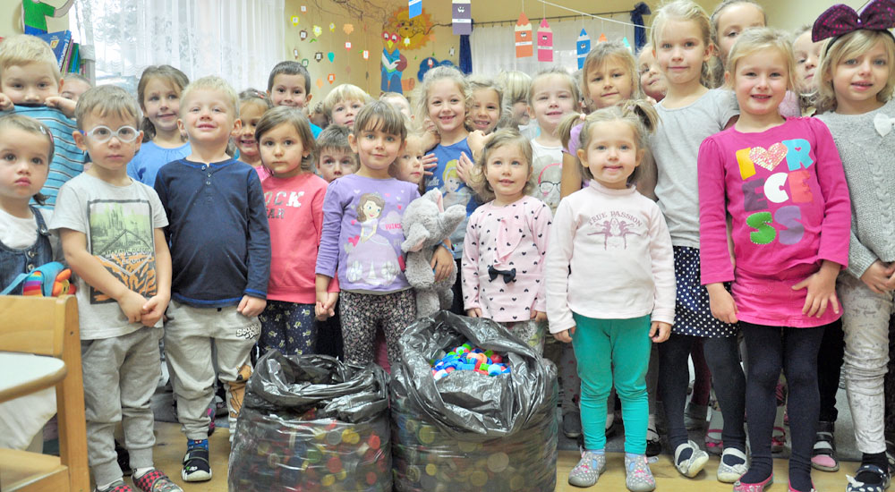 Przedszkolaki niosą pomoc - Zdjęcie główne