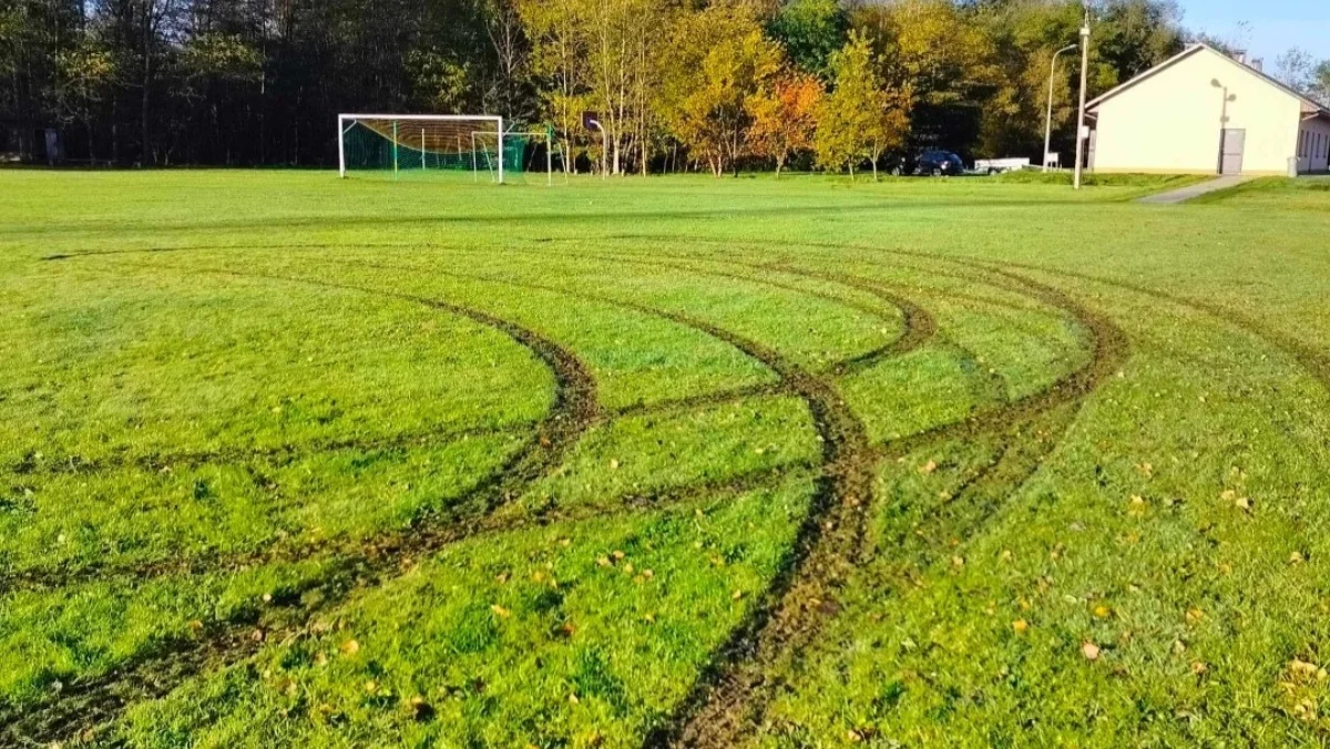 Zniszczona płyta boiska sportowego w Krzątce. Ogromne straty. - Żarty się skończyły! - grzmią członkowie klubu LZS - Zdjęcie główne