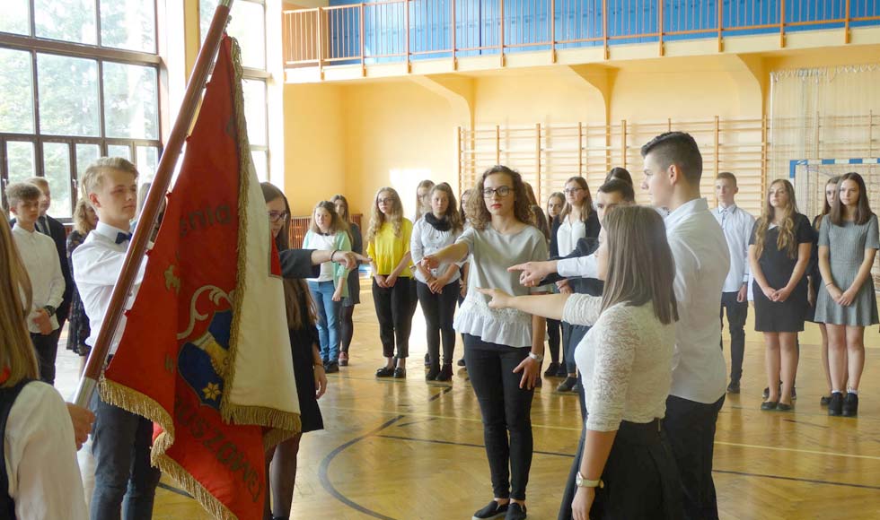 Pierwszaki z kolbuszowskiego LO po ślubowaniu - Zdjęcie główne