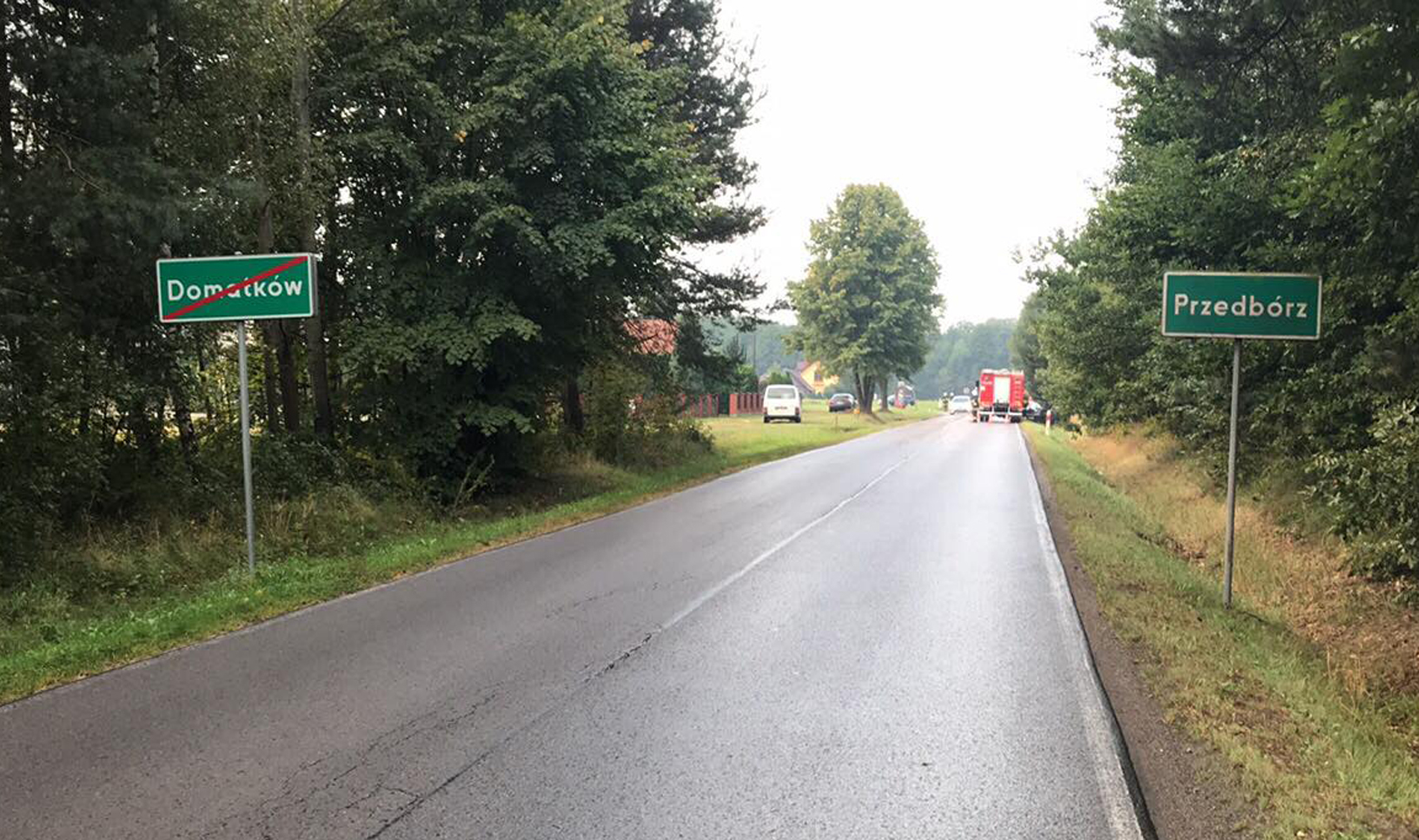 Służby ratunkowe pracują na miejscu dwóch zdarzeń drogowych  - Zdjęcie główne