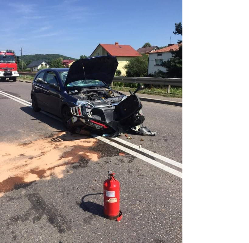 Podkarpacie. Motorowerzysta wjechał prosto pod samochód  - Zdjęcie główne