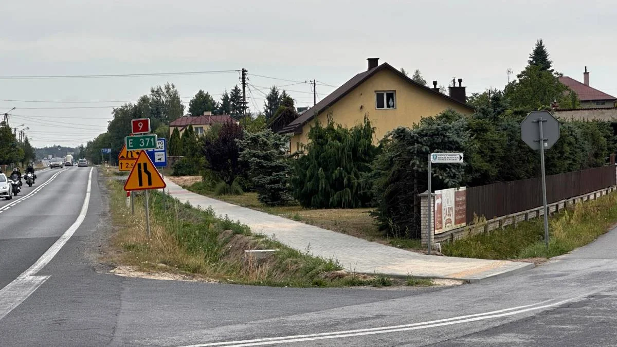 Przejęli ich grunty pod budowę chodnika przy drodze krajowej nr 9. Mieszkańcy wciąż czekają na odszkodowania - Zdjęcie główne