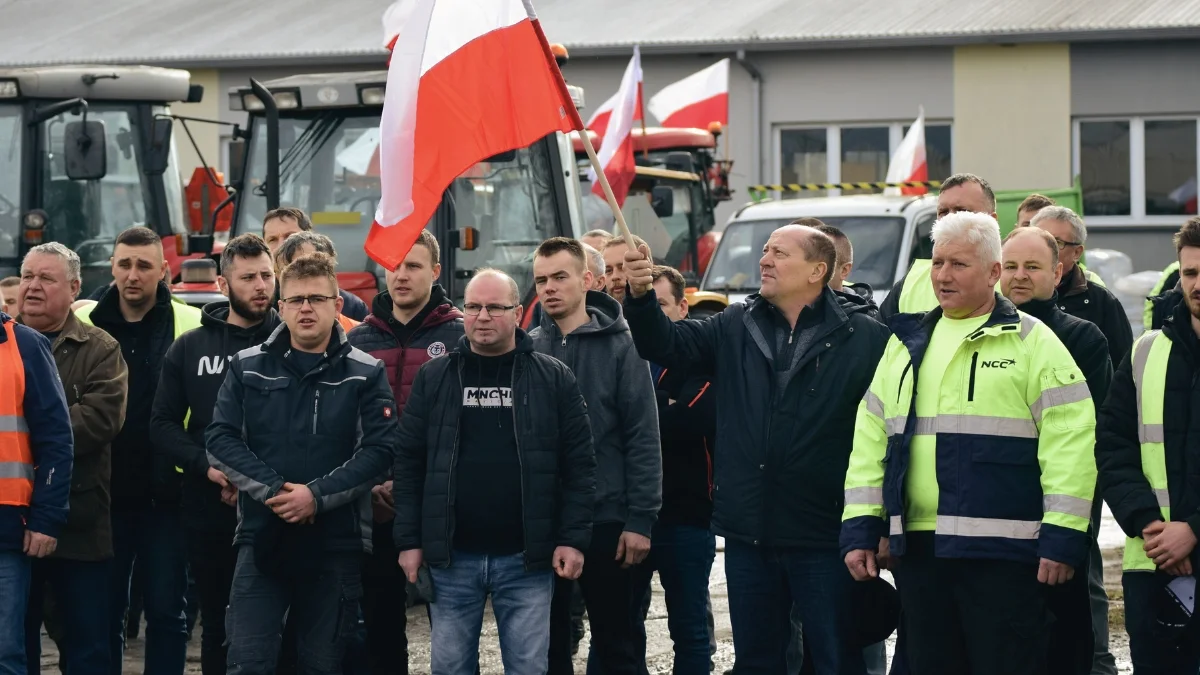 Trwa protest rolników w Kolbuszowej. Ponad 100 ciągników na ulicach miasta. "Bez nas będziecie głodni, nadzy i trzeźwi" [WIDEO - ZDJĘCIA] - Zdjęcie główne