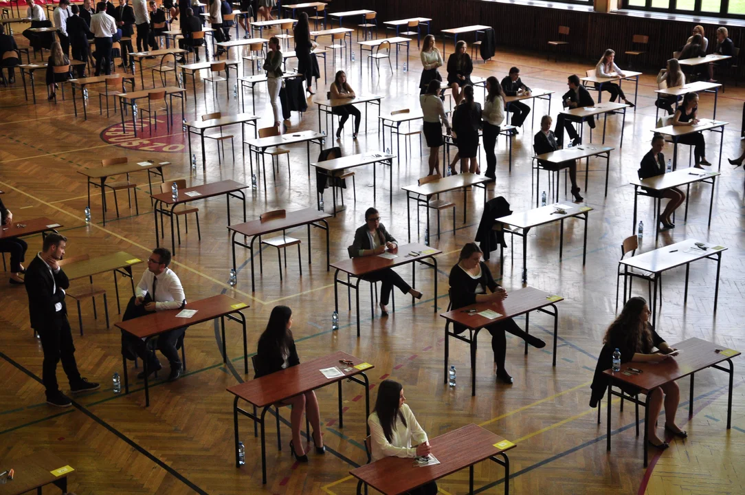 Dzisiaj ruszają matury. Egzamin piszą m.in. uczniowie ze szkół w Kolbuszowej i w Weryni - Zdjęcie główne