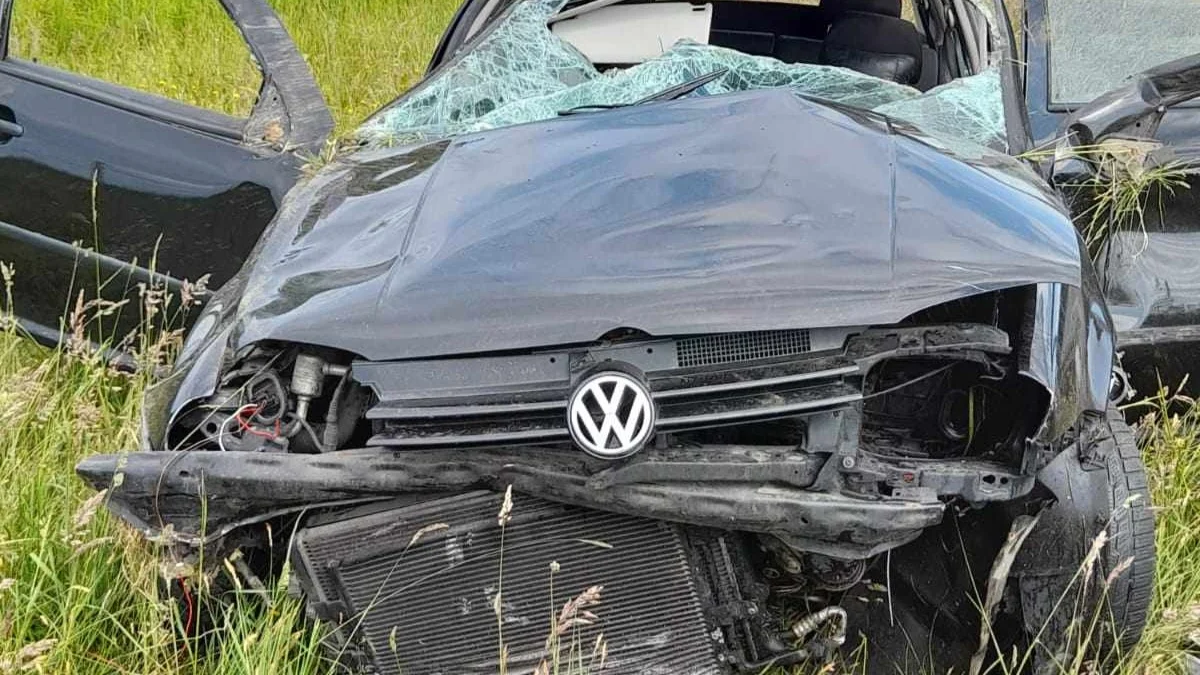 Dachowanie samochodu z pięcioma obcokrajowcami w Jagodniku. Są ranni - Zdjęcie główne