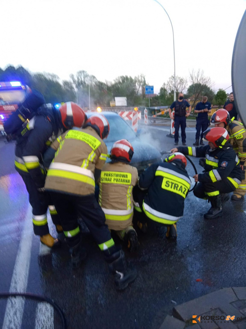 Z PODKARPACIA. Pożar samochodu na moście [FOTO] - Zdjęcie główne