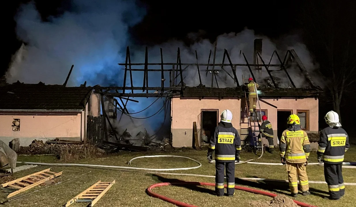Pożar stodoły w Świerczowie. Ogień gasiło 7 zastępów straży pożarnej - Zdjęcie główne