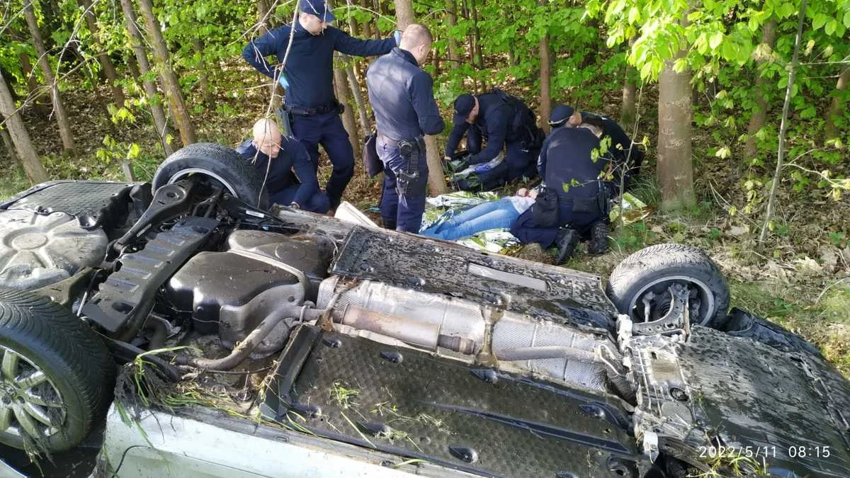 Wypadek w Kolbuszowej Dolnej, na ulicy Mieleckiej. Kobieta dachowała w rowie [ZDJĘCIA] - Zdjęcie główne