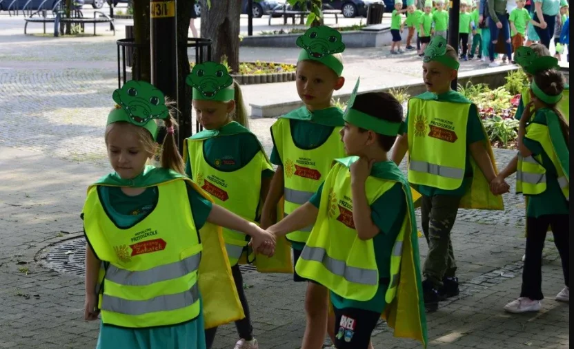 Wielki pochód przedszkolaków w Kolbuszowej i uroczystości majowe - Zdjęcie główne
