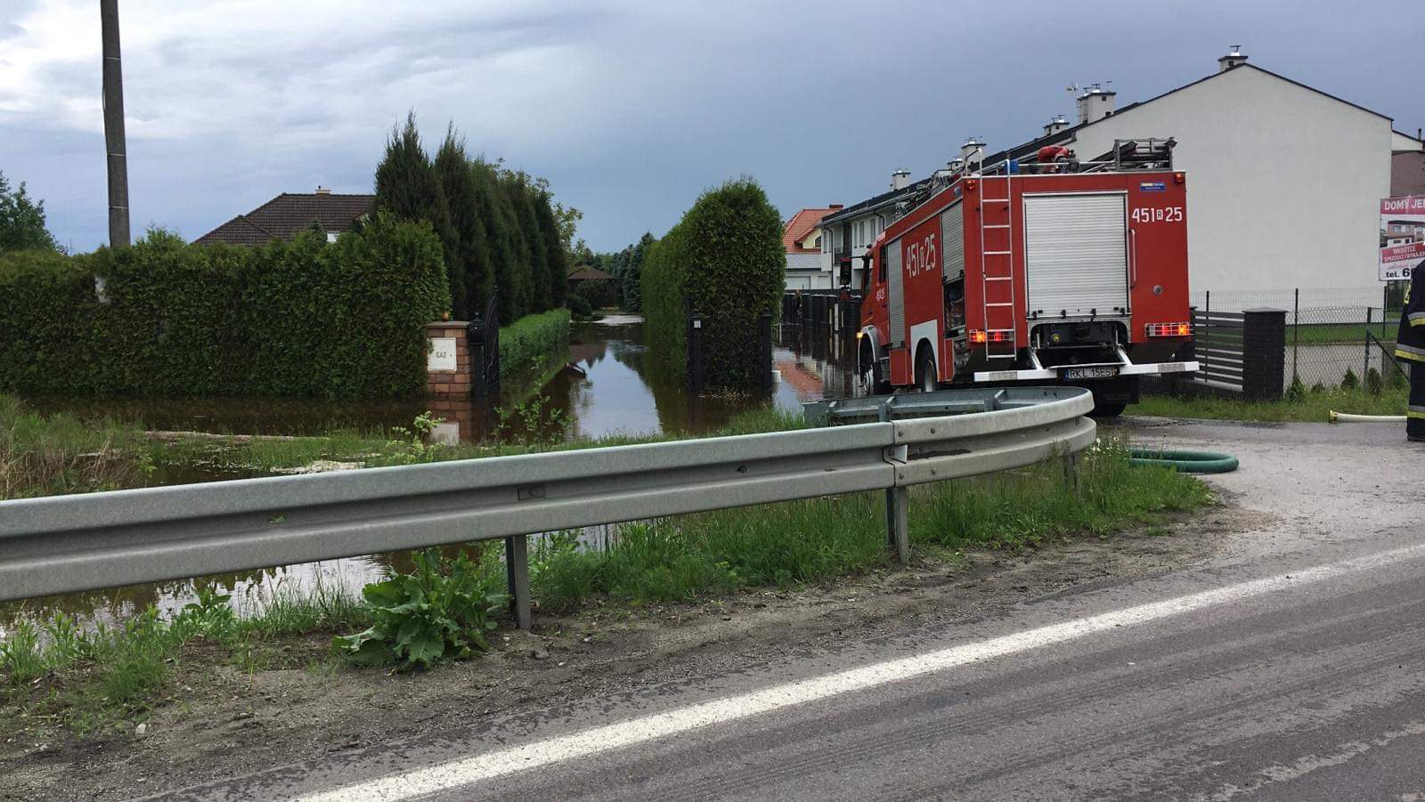 Kolbuszowa. Lokalne podtopienia przez ulewne deszcze. Interweniuje straż [FOTO] - Zdjęcie główne