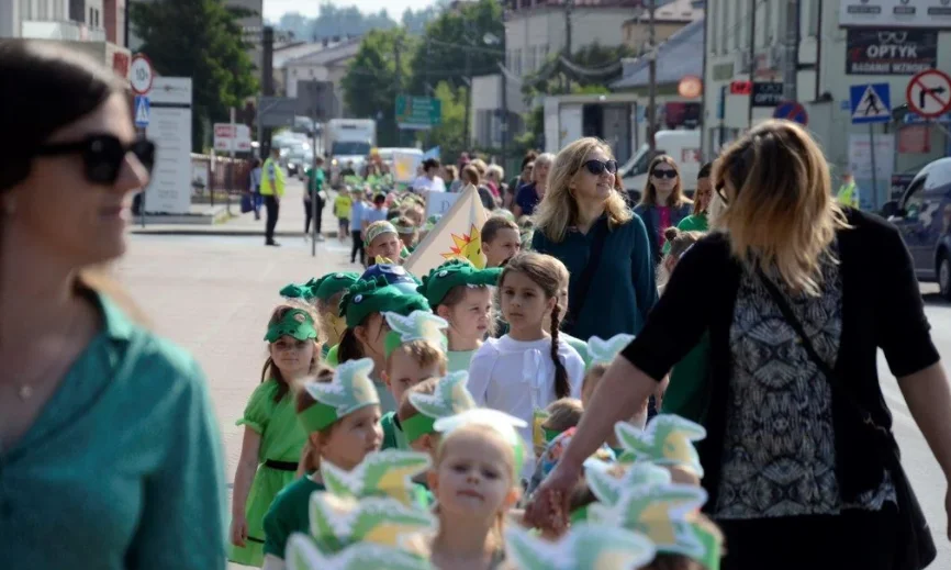 Ponad 200 dzieci przejdzie ulicami Kolbuszowej. Będą utrudnienia [ZDJĘCIA] - Zdjęcie główne