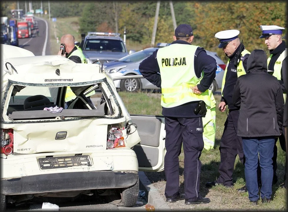 Zderzenie osobówki z ciężarówką. Droga krajowa numer 9 w Chmielowie jest zablokowana [MAPA] - Zdjęcie główne