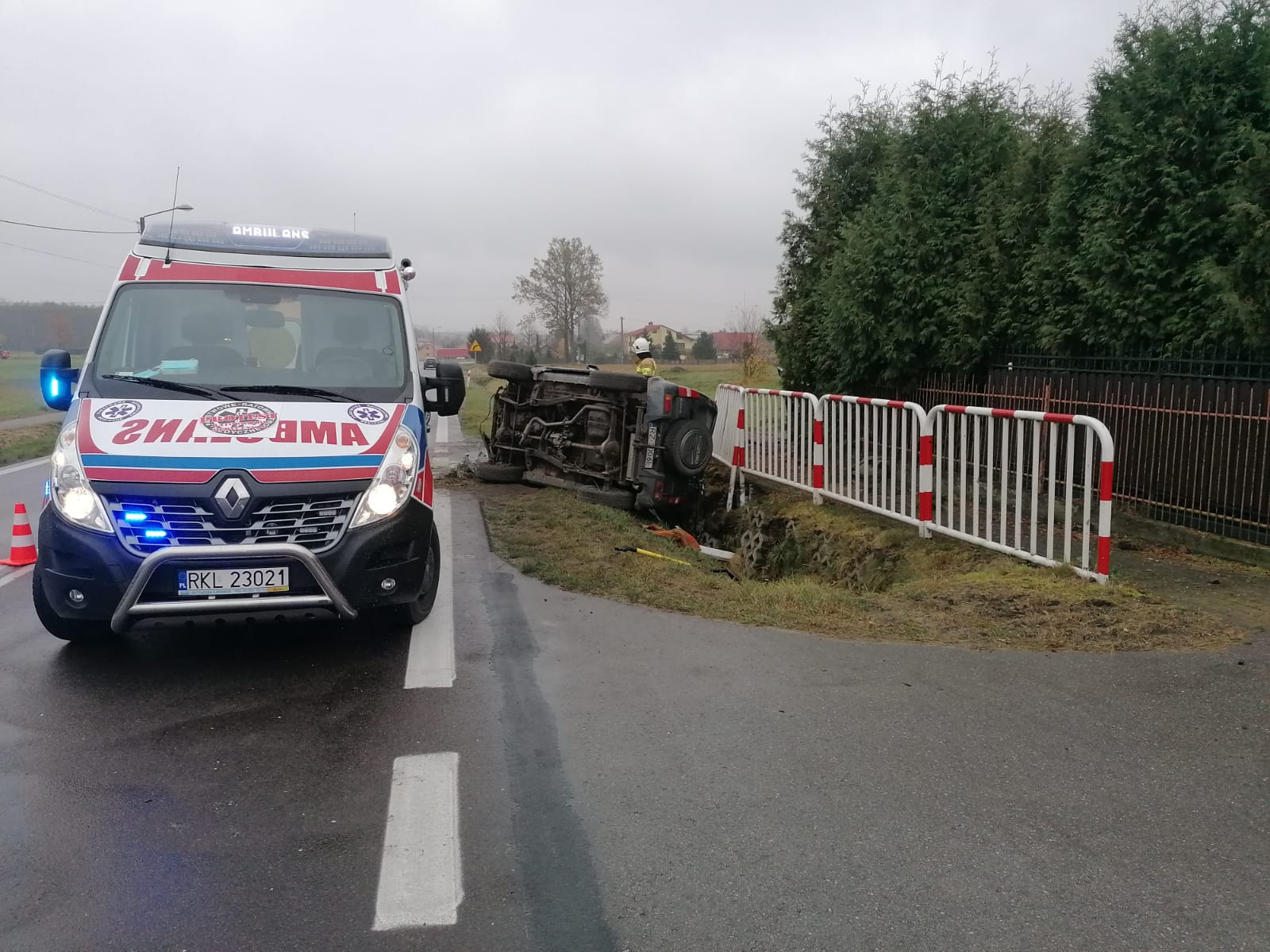 Samochód wypadł z drogi [FOTO] - Zdjęcie główne