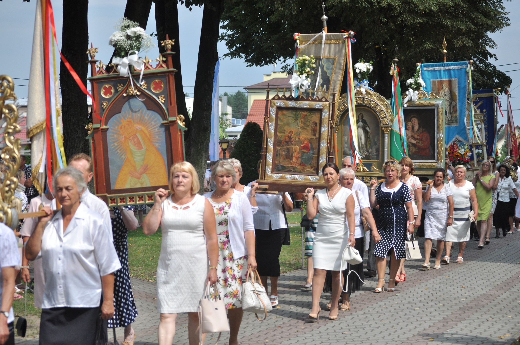 Gmina Cmolas. Odbyły się, jedne z największych w powiecie uroczystości odpustowe w parafii Cmolas. Na huczne obchody przybyli liczni wierni, oraz pielgrzymi. [GALERIA ZDJĘĆ] - Zdjęcie główne