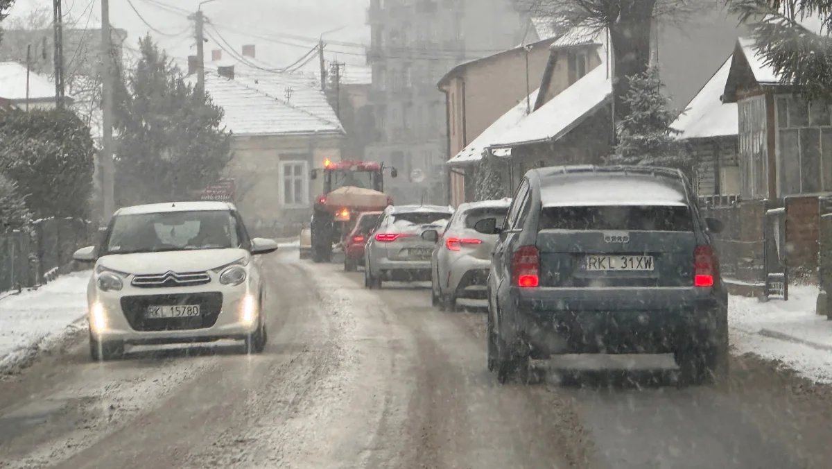 Zima znów zaskoczy drogowców? Gdzie dzwonić, jak śnieg zasypie drogi w powiecie kolbuszowskim? - Zdjęcie główne