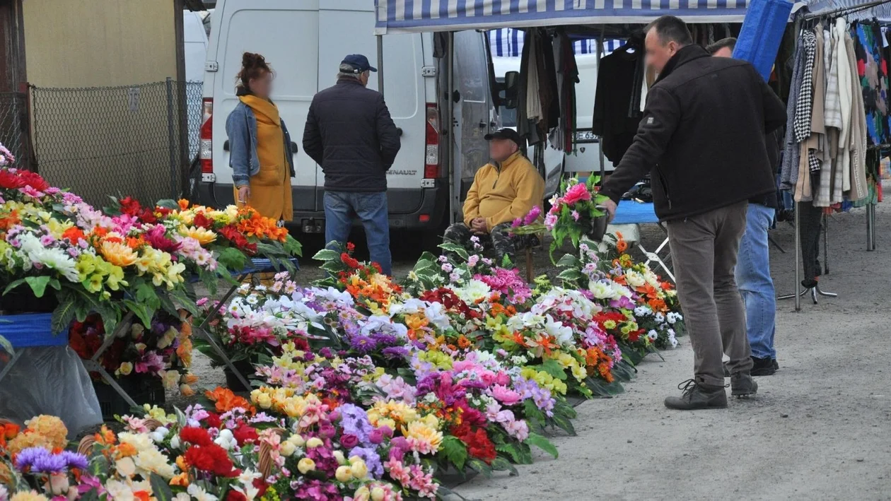 Od dywanów po starocie. Sprawdzamy, co można kupić na targu przy ul. Wolskiej w Kolbuszowej [ZDJĘCIA] - Zdjęcie główne