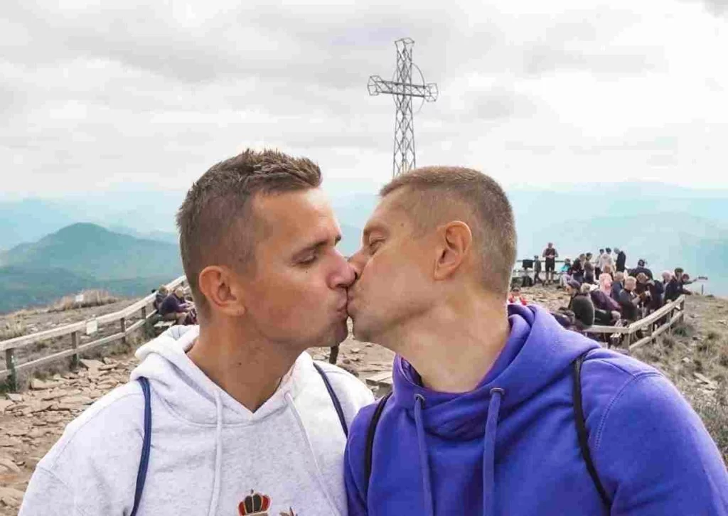 Z PODKARPACIA: Zniesienie strefy wolnej od LGBT uczcili całusem na Tarnicy - Zdjęcie główne