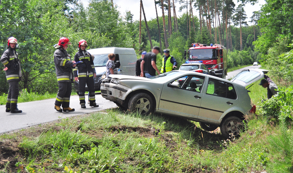 Gmina Kolbuszowa. Kobieta kierująca volkswagenem, z nieustalonych przyczyn, wjechała do rowu. Na miejscu interweniowali policjanci  - Zdjęcie główne