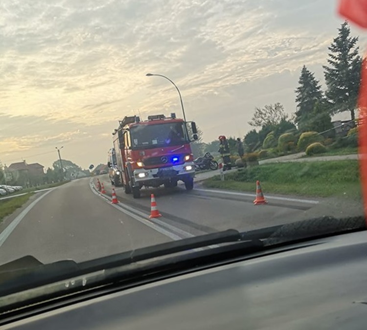 Motocyklista uderzył w tył ciężarówki  - Zdjęcie główne