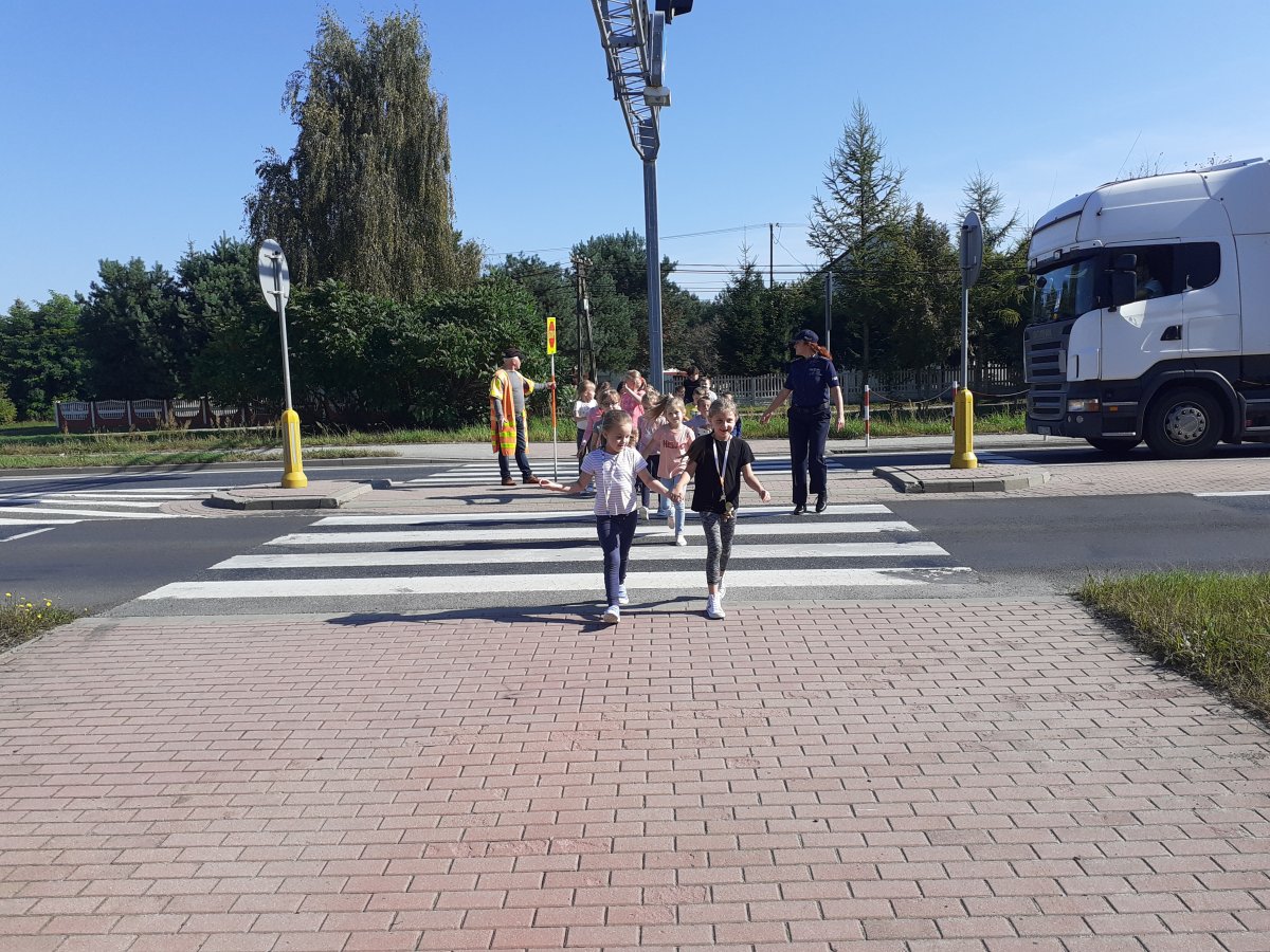 Policjantki z Kolbuszowej poprowadziły zajęcia dla uczniów na temat bezpieczeństwa na drodze. 