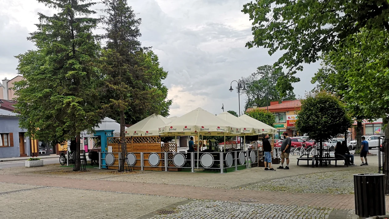 Ogródki piwne w Kolbuszowej. Na kolbuszowski rynek wróciły parasole - Zdjęcie główne