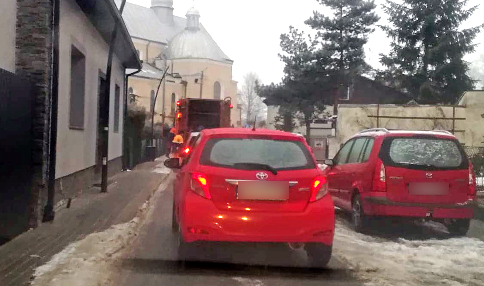 Blokowane ulice jednokierunkowe w Kolbuszowej, przez osoby odbierające śmieci z posesji - z taką interwencją zwróciła się do nas Czytelniczka - Zdjęcie główne