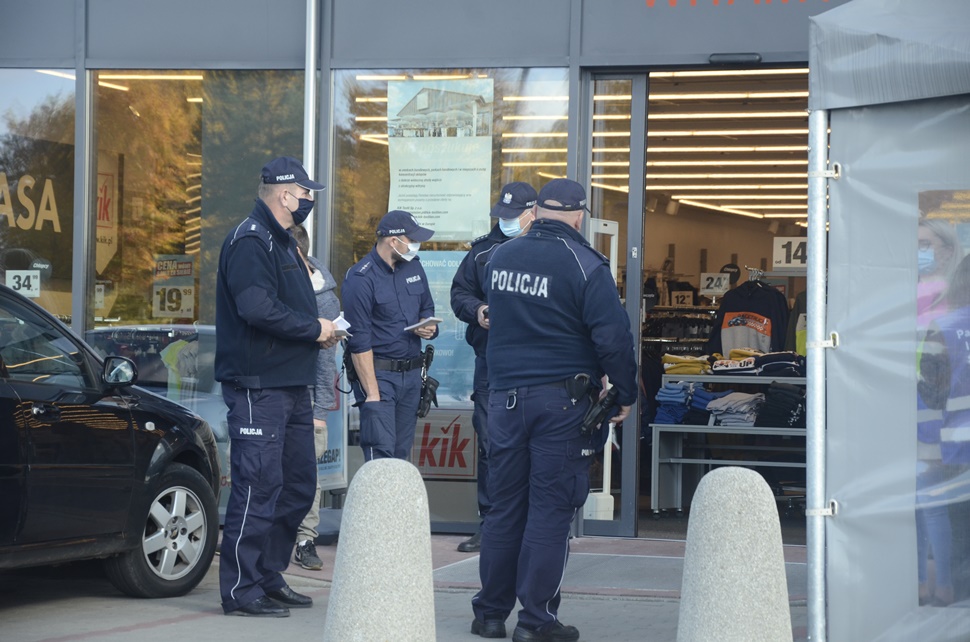 Kolbuszowska policja i sanepid kontrolują sklepy [ZDJĘCIA] - Zdjęcie główne